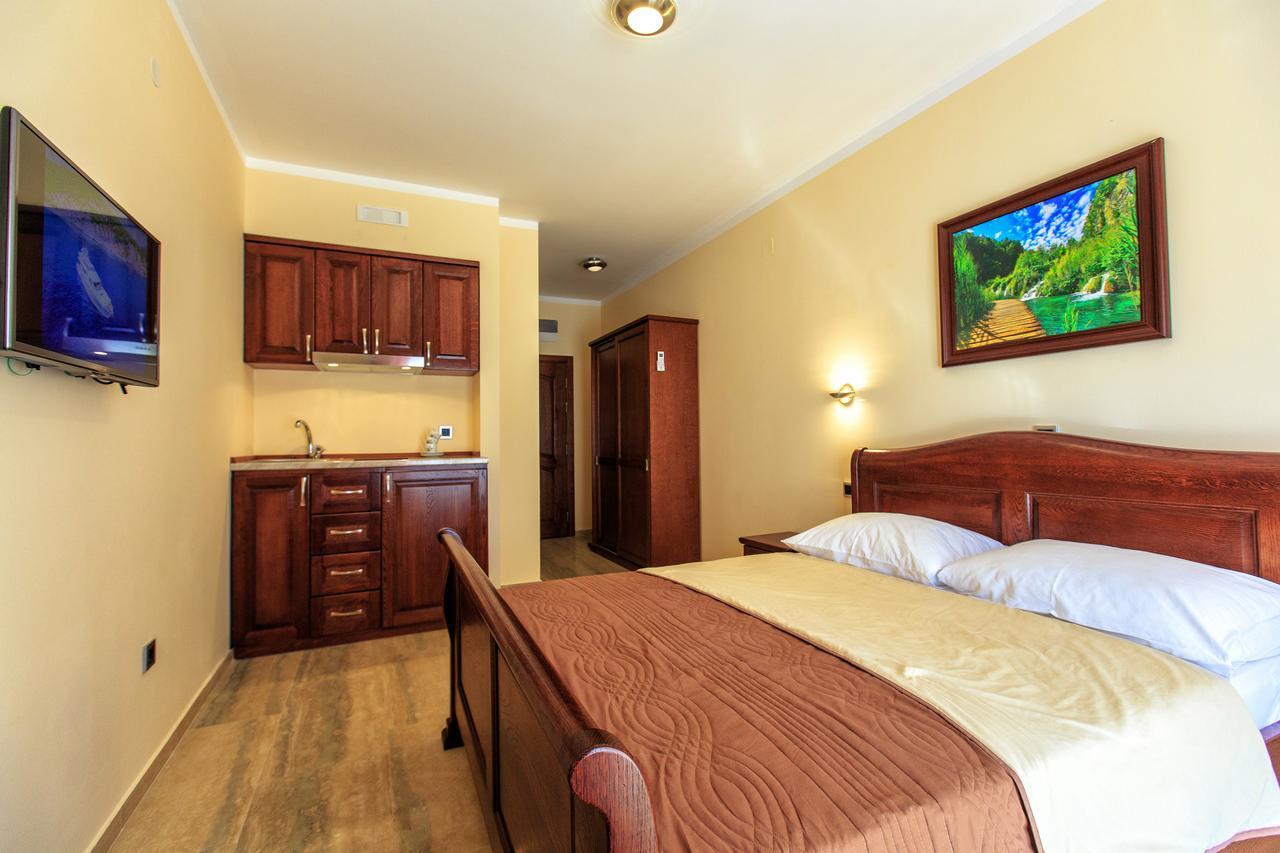 Compass Aparthotel Dobra Voda Bagian luar foto