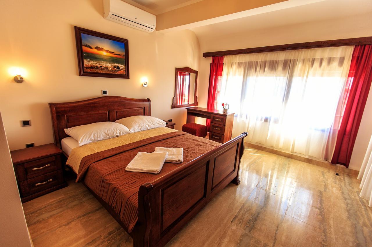 Compass Aparthotel Dobra Voda Bagian luar foto