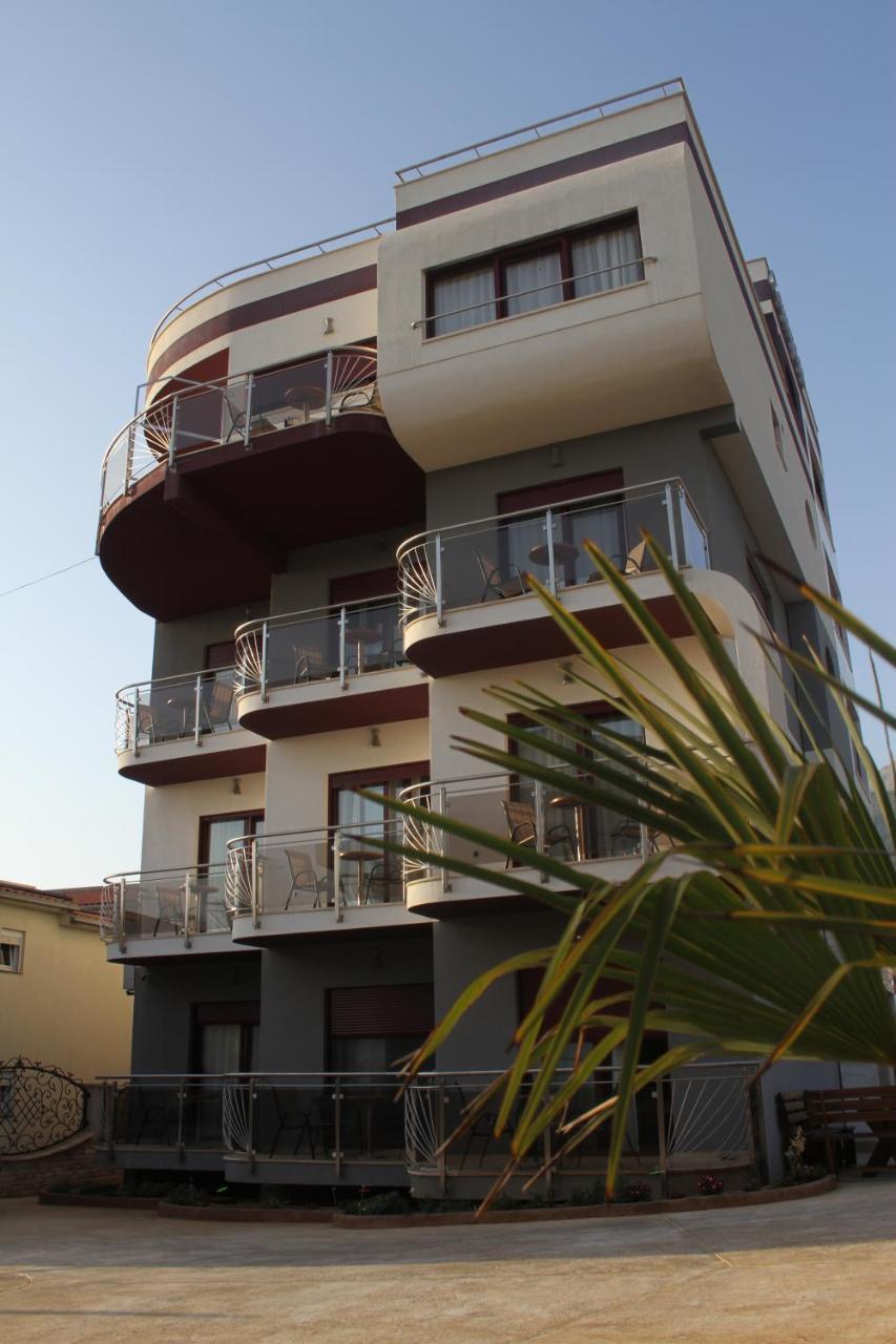 Compass Aparthotel Dobra Voda Bagian luar foto
